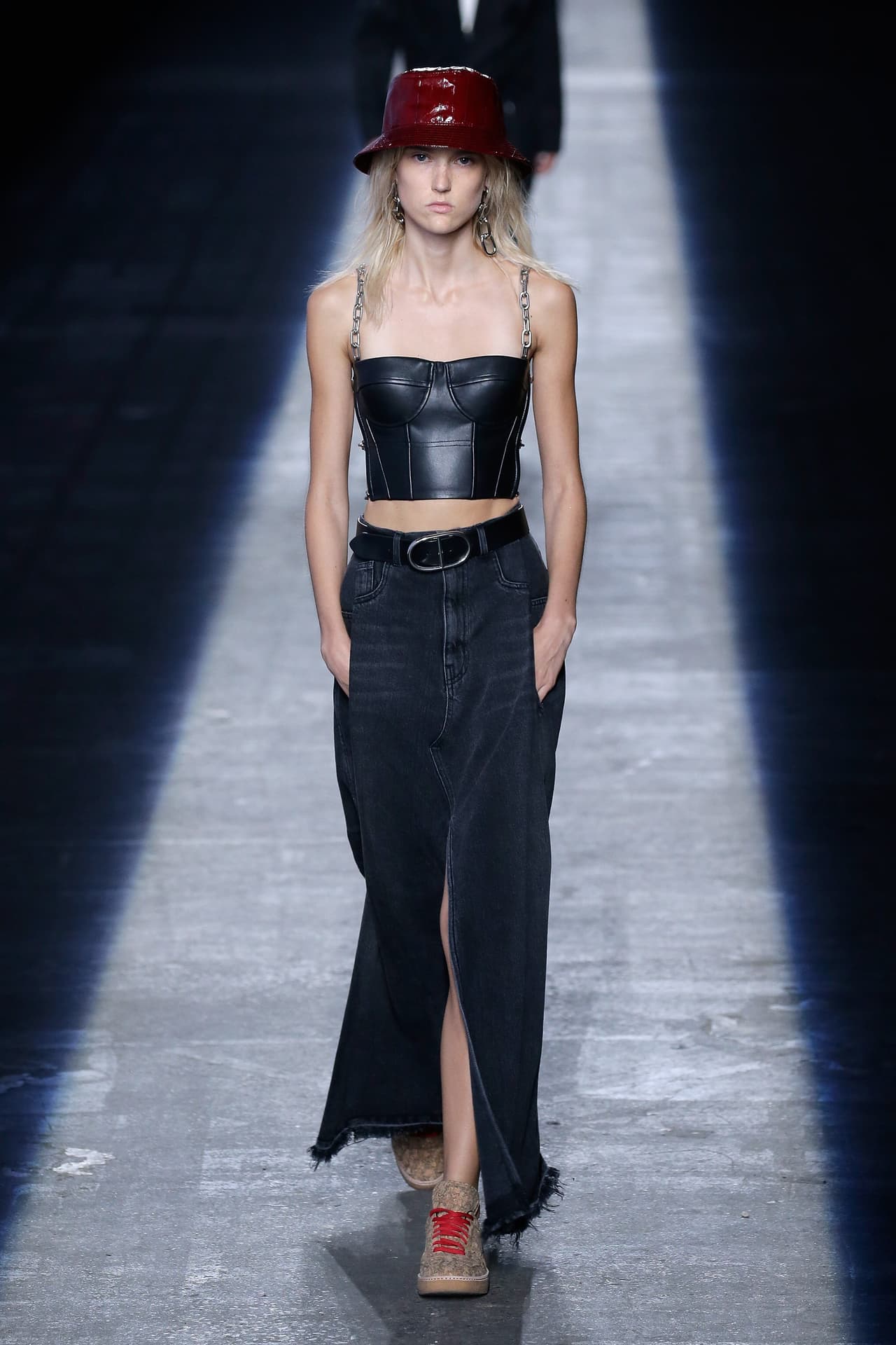 Este look de Alexander Wang es contundente. Un crop top de cuero ceñido y estructurado, una maxi falda con una super abertura y un sombrero con brillo. No hay mirada que no sucumba a esta sutil sensualidad.