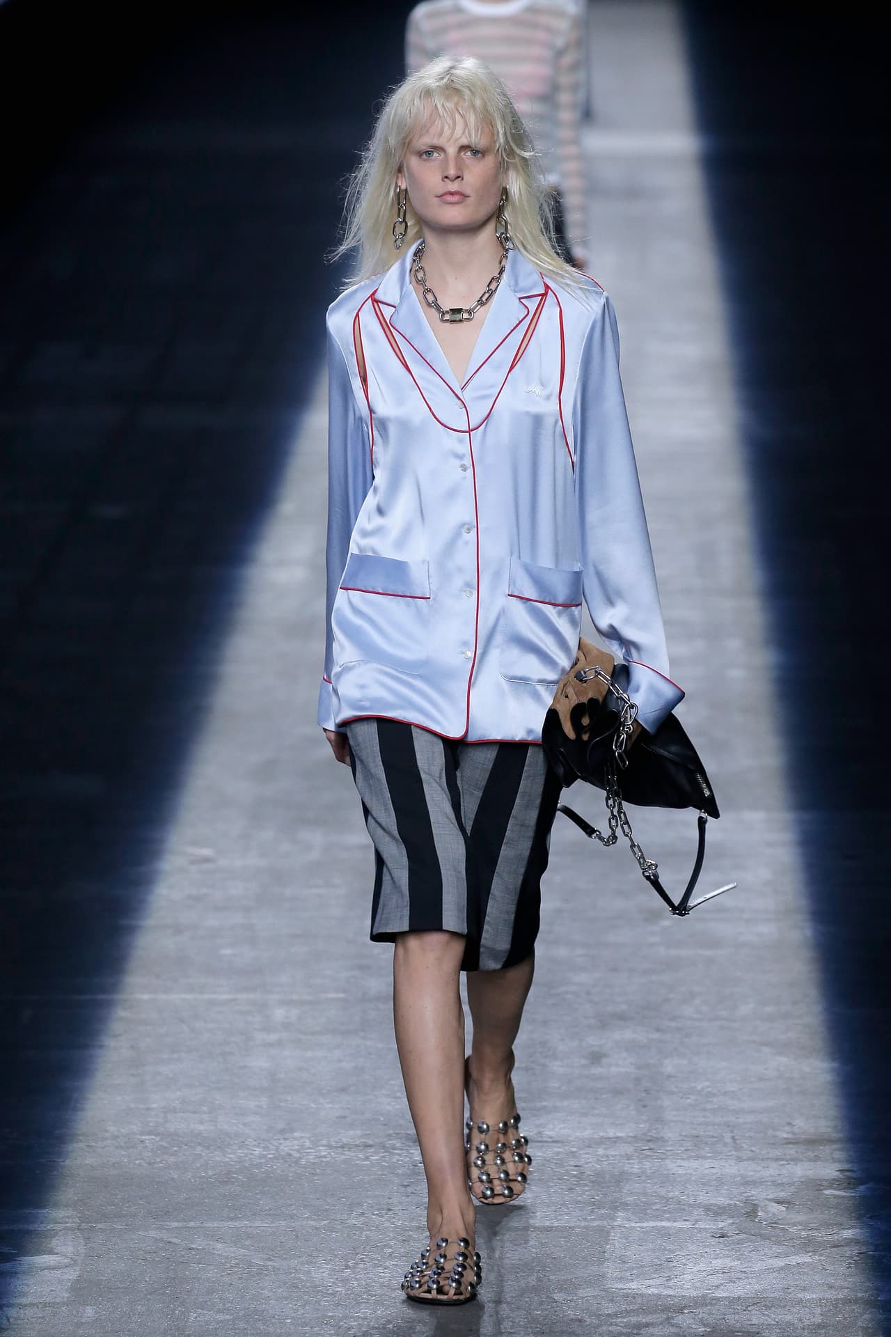 Puedes también simplemente ir en pijama, como lo sugirió para esta primavera Alexander Wang. Si te parece que los culottes son un poco old style, entonces quítalos y haz del camisón de pijama tu vestido.