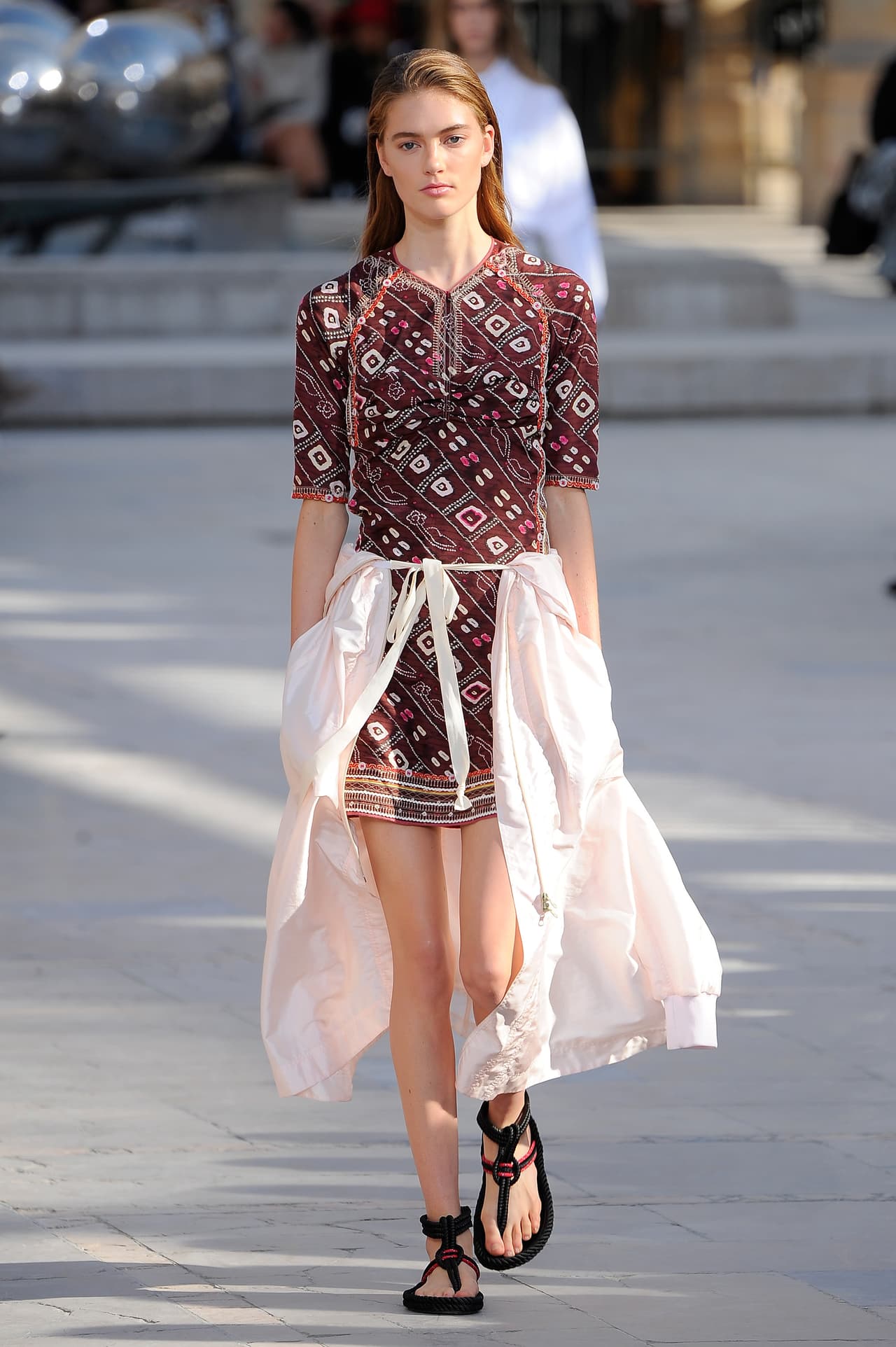 Una idea para diferenciar tu atuendo es buscar un mini vestido y amarrar a la cintura un traje largo o un camisón que crea como una falda que se abre adelante como lo hizo Marrant para esta primavera.