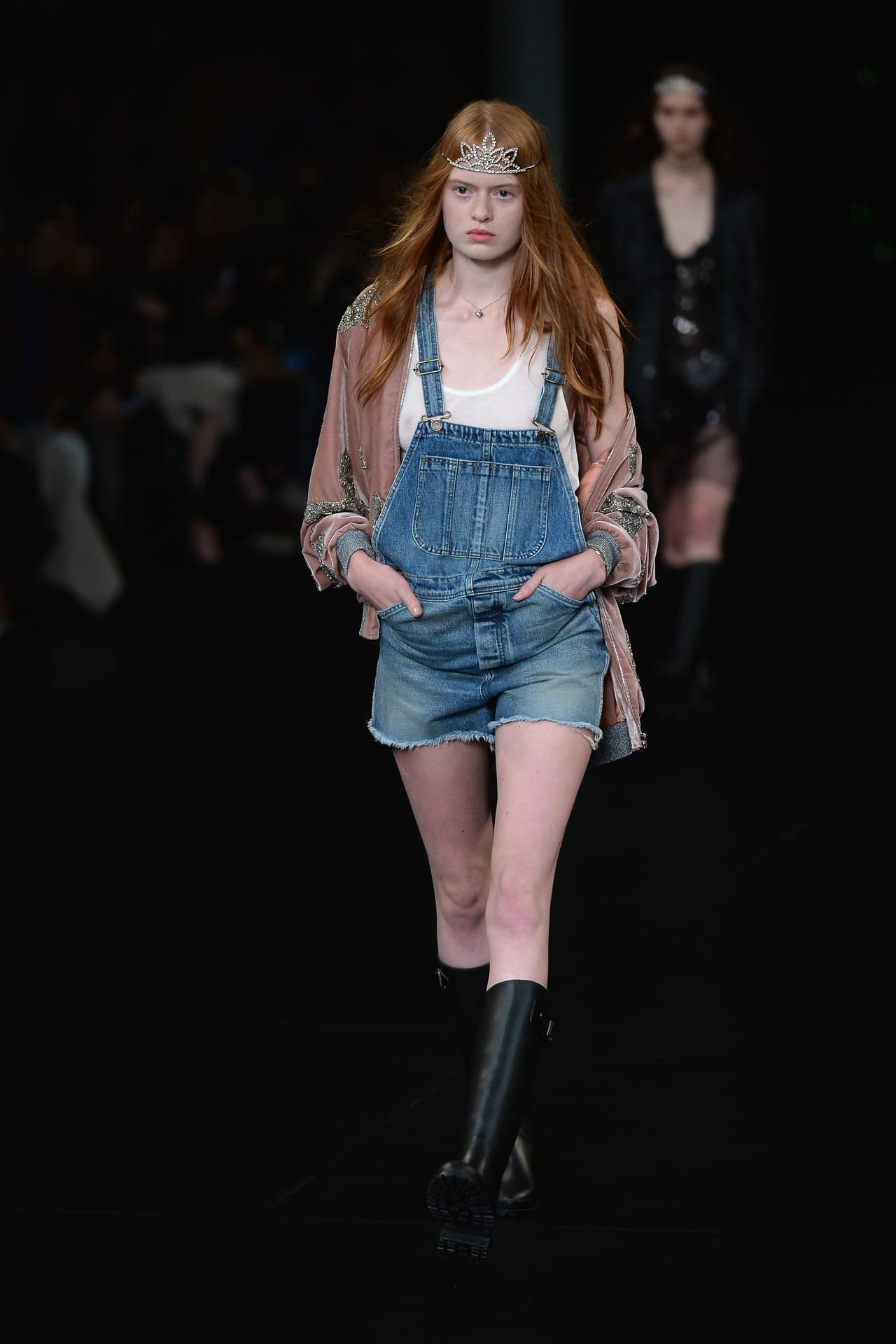 Siempre se puedo elegir un estilo un poco más boho chic. Un overol de dénim corto con una camisa amplia encima es una fórmula infalible. No olvides los accesorios, es necesario llevar algo de brillo.