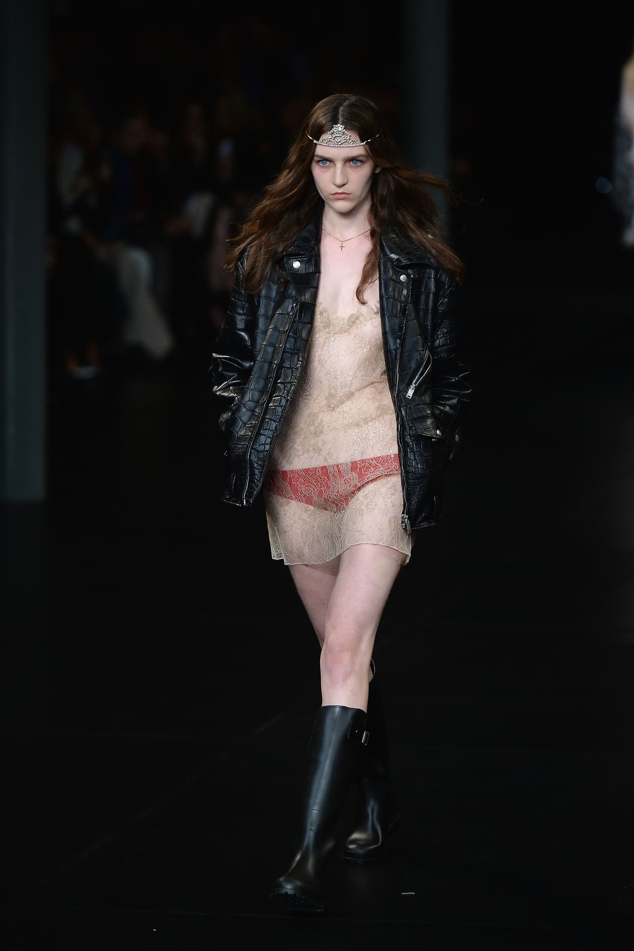 Esta es una idea arriesgada pero sofisticada, en lugar de salir en vestido de baño, qué tal usar un vestido de organza transparente y llevar un bikini de color vibrante de un solo tono, como estos rojos que lleva la modelo de Saint Laurent. Si quieres un estilo algo más rockero busca una chaqueta negra.