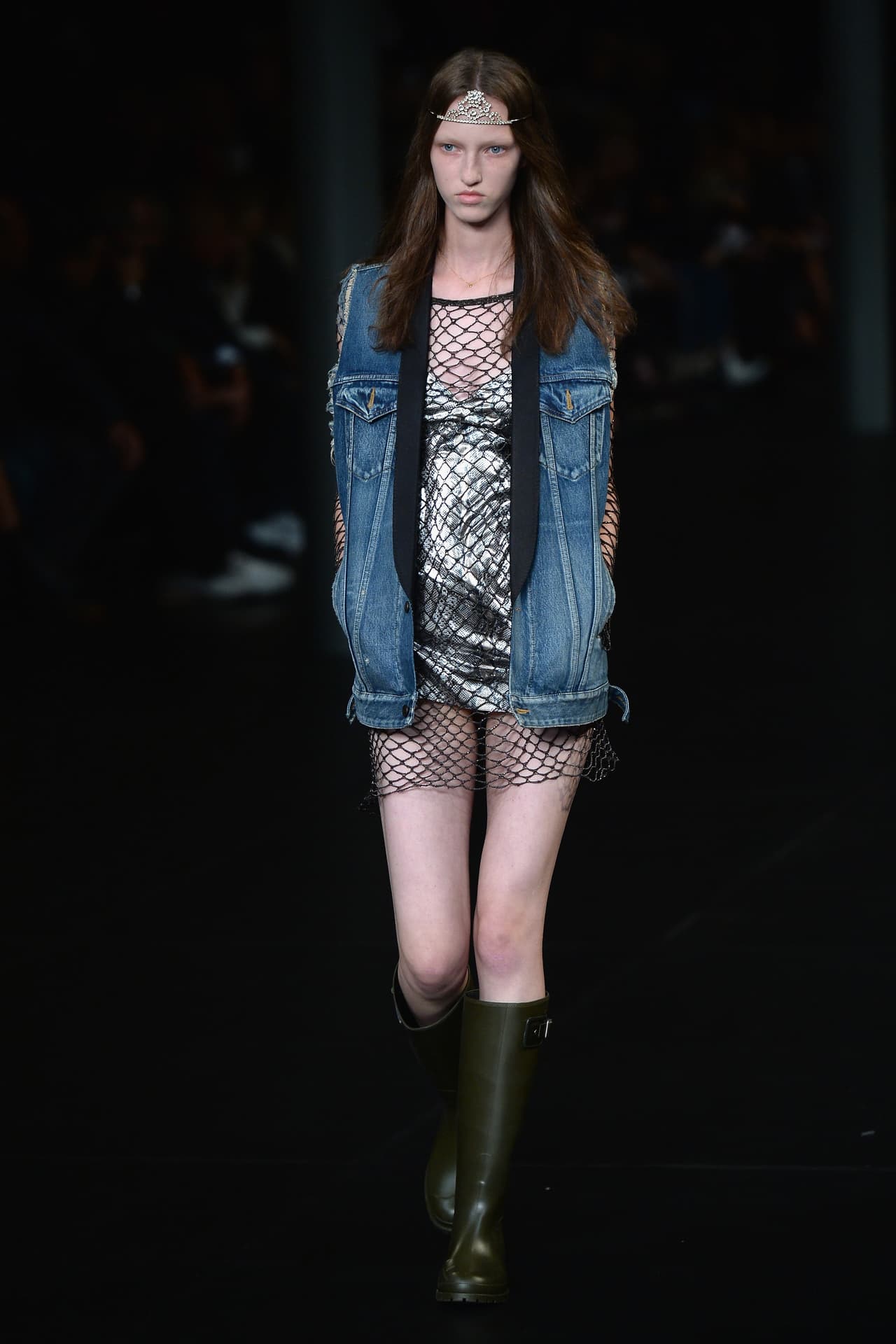 Capa sobre capa, se trata de crear layers. Un bañador plateado, una t-shirt de maya y un chaleco de dénim crean un look cool y atrevido con elementos que probablemente todas tienen en casa.