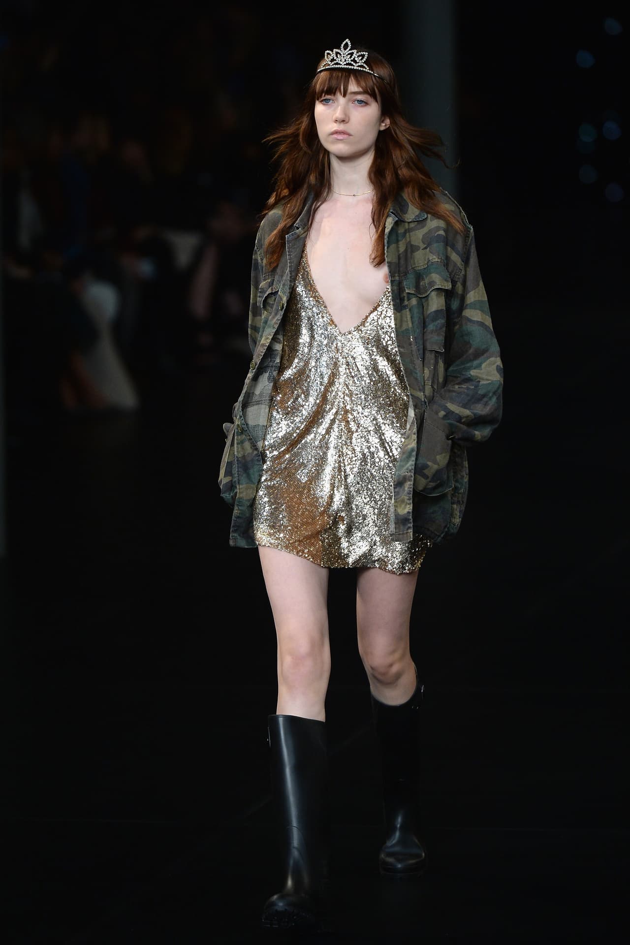 El traje dorado de fiesta, (ese que te has puesto una vez) se puede llevar con botas o tenis y sacudirle un poco la elegancia. Todo lucirá mucho más arriesgado y creará una verdadera explosión visual si lo llevas con una chaqueta tipo cargo de camuflado como lo propuso Saint Laurent.