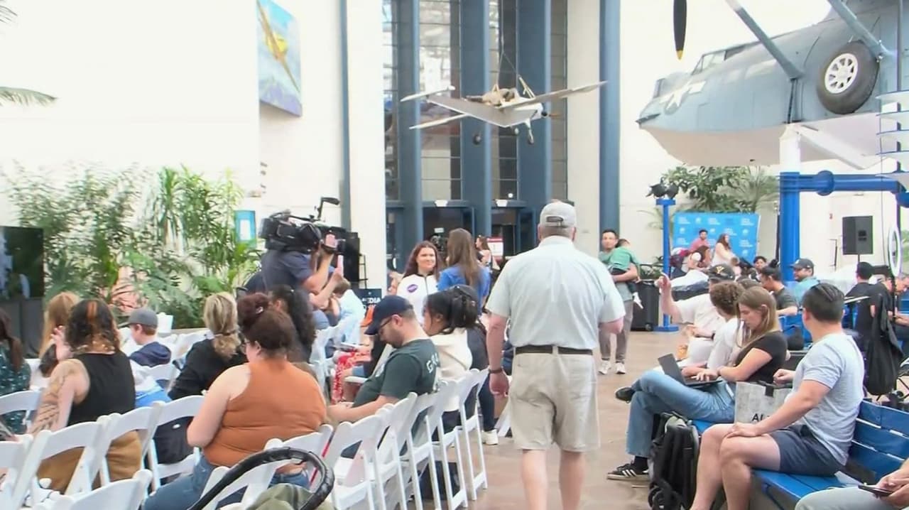 Miles de personas en San Diego esperan el regreso de Artemis II entre expectativa y ambiente de fiesta