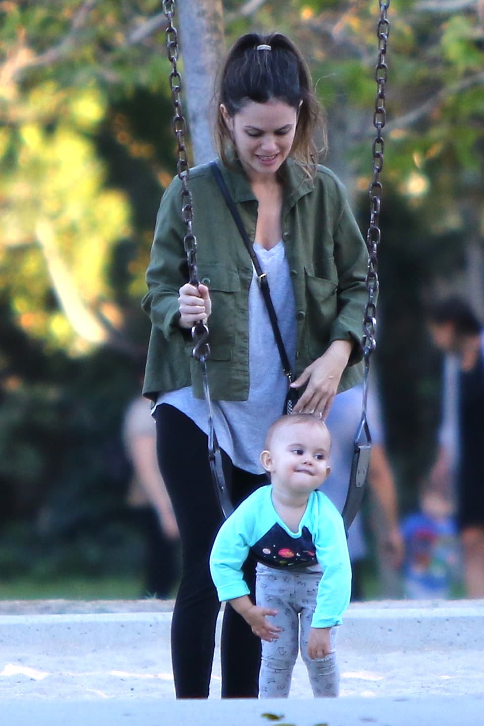 Ahí vimos a la adorable Briar Rose Christensen divertirse un rato en los columpios.