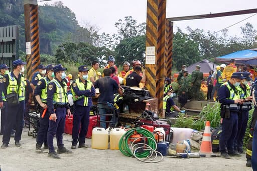 La presidenta Tsai Ing-wen visitó un centro de respuesta a emergencias en la capital y dijo que los investigadores llegarían al fondo de cómo pudo haber ocurrido tan trágico accidente. "Espero que los fallecidos descansen en paz y que los heridos se recuperen pronto", declaró.