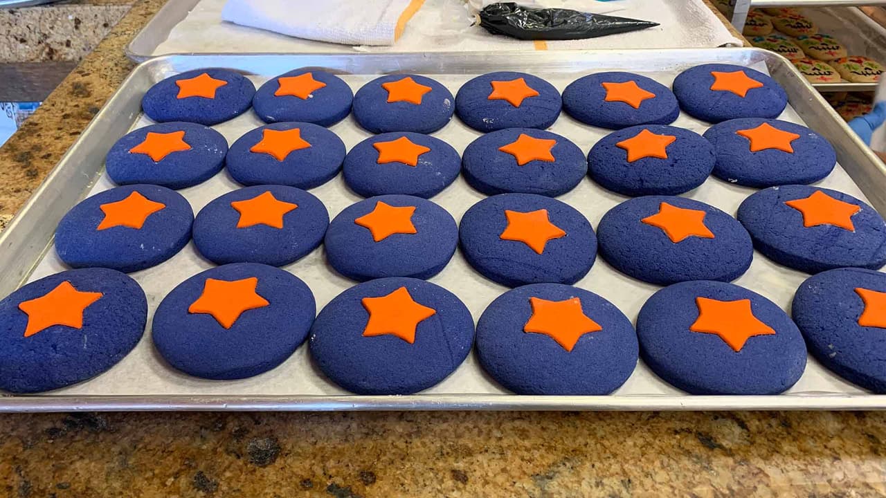 Así lucen las galletas antes de la decoración con harina pintada de azul y una estrella de color naranja.