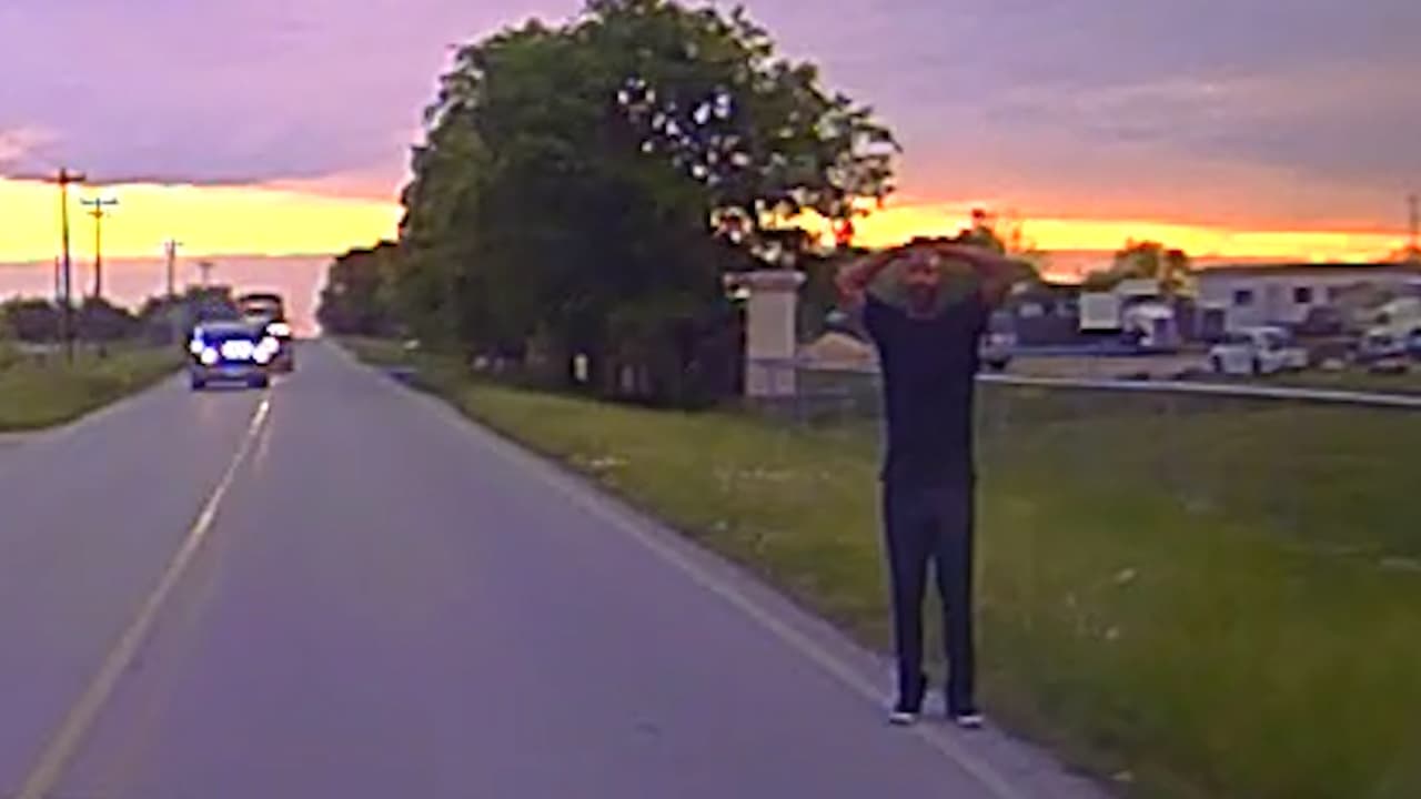 Según informes, Broderick fue acusado de agresión sexual contra un menor el año pasado. 
<br>
<br>El individuo fue fichado en la cárcel en junio pasado y fue puesto en libertad 16 días después de pagar una fianza de 50,000 dólares, según el 
<a href="https://www.statesman.com/story/news/2021/04/18/stephen-broderick-sought-austin-shooting-deaths-travis-county/7278124002/" target="_blank">diario Austin American Statesman. </a>