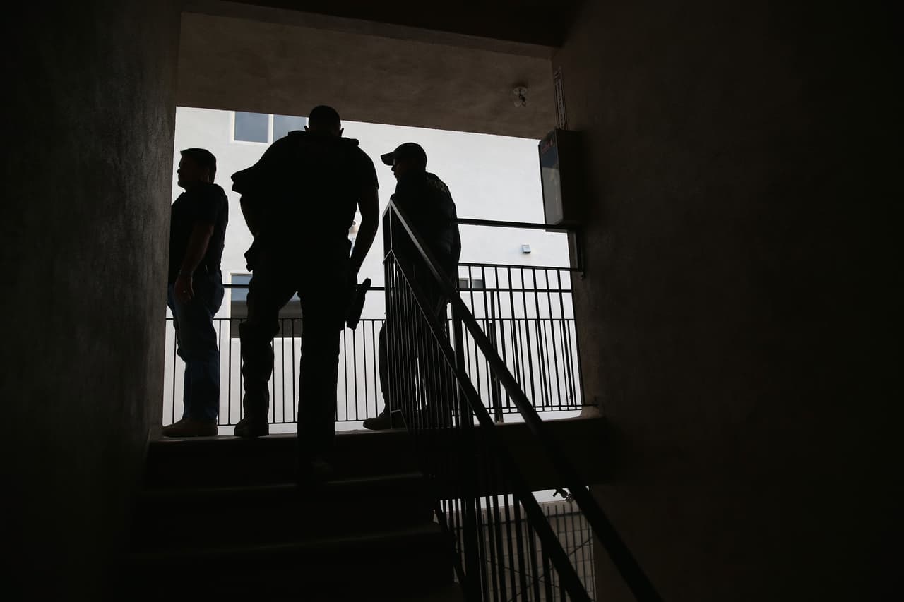 Y aunque las autoridades aseguran que la prioridad son las personas con órdenes de deportación, hay quienes aseguran que pudieran estar en riesgo de ser arrestados cualquiera que no tenga estatus legal en Estados Unidos.