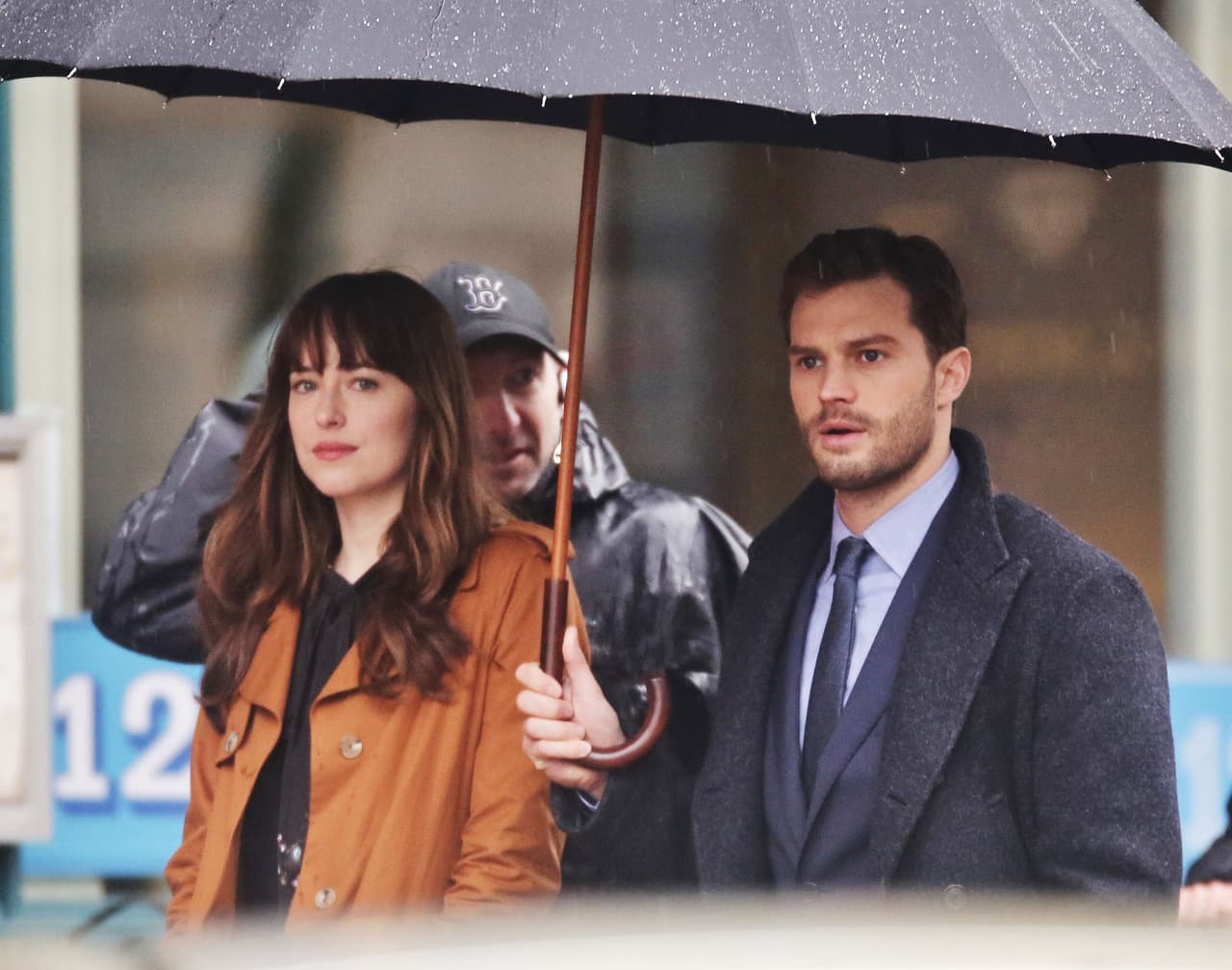 Jamie protegió a Dakota de la lluvia.