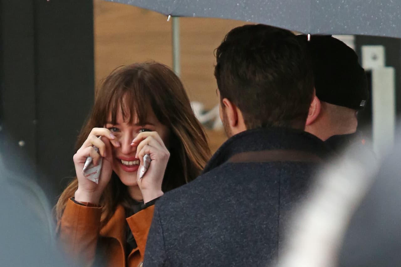 Dakota bromeando tras una escena.
