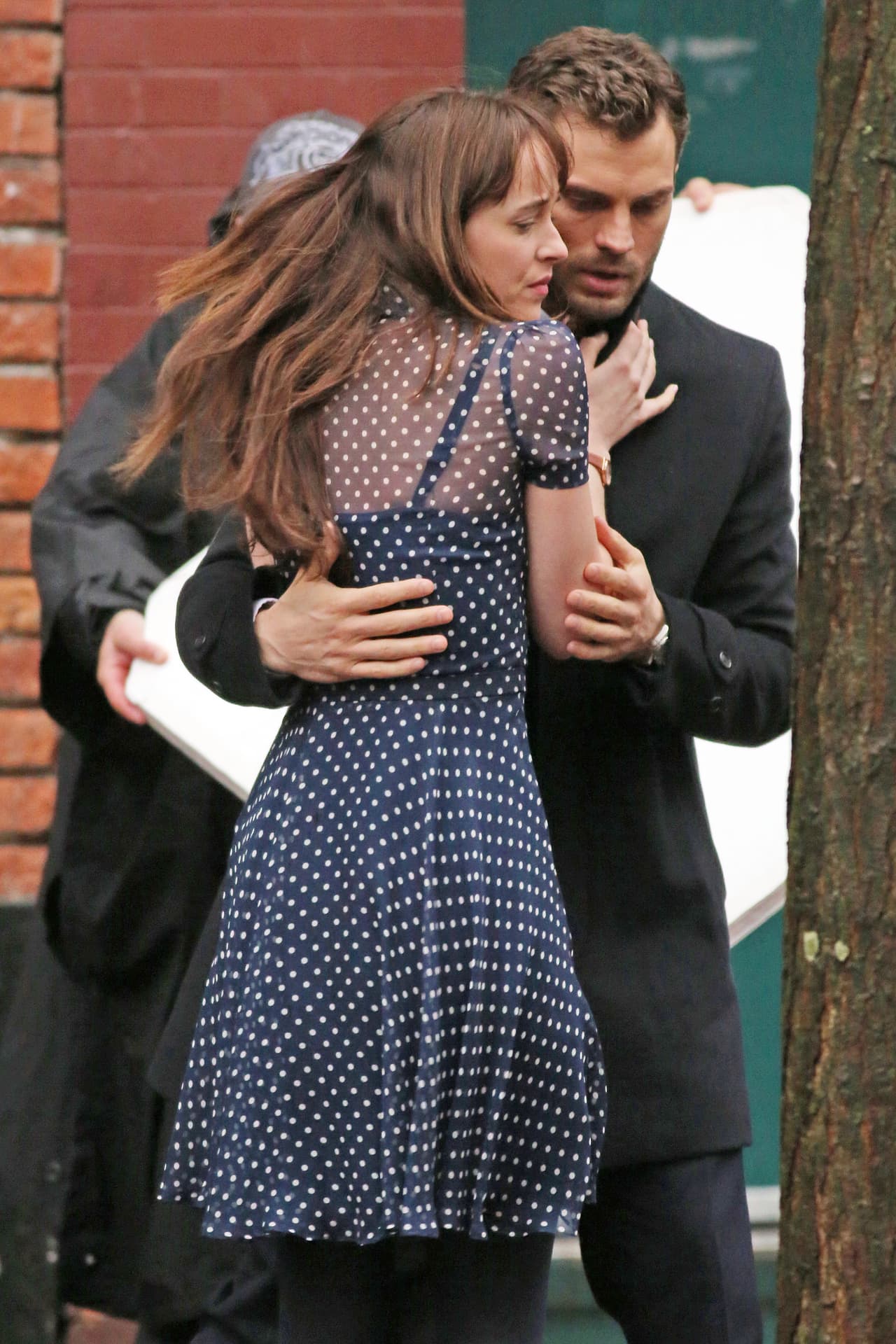 Rápidamente, el personaje de Jamie la consuela.