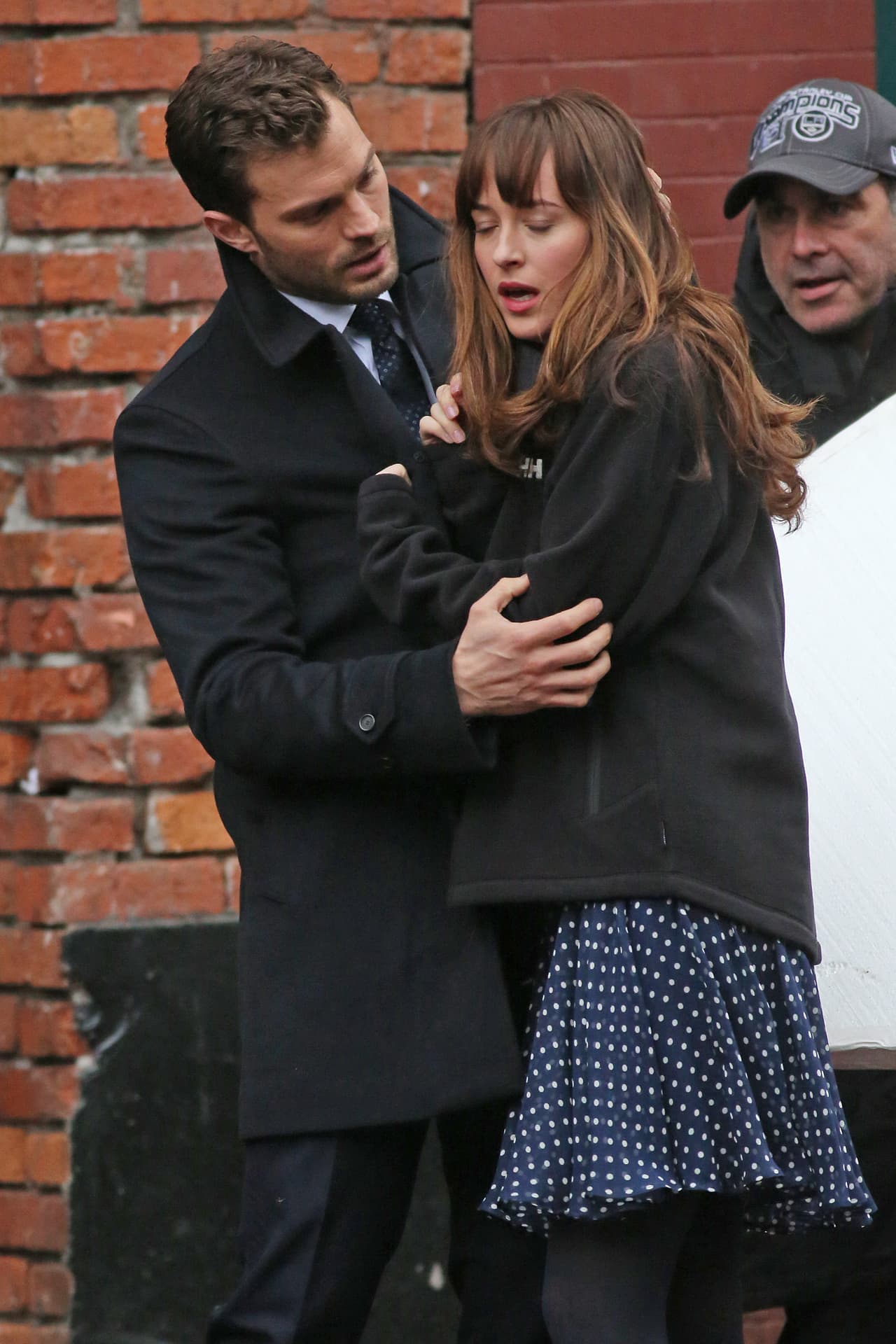 Aquí Dakota tiene un abrigo... ¿estarán ensayando o se equivocaron?