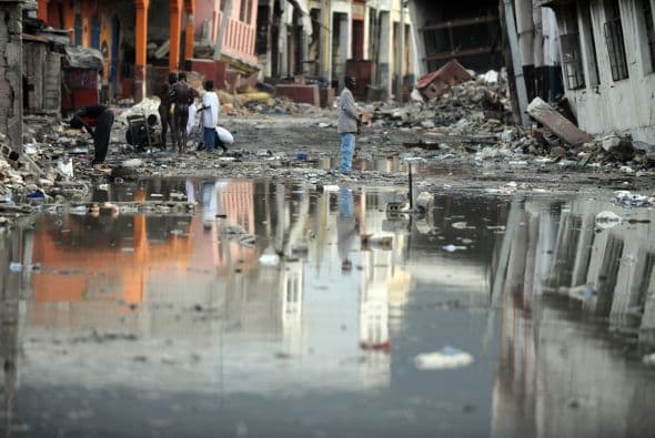 Los fuertes aguaceros también destruyeron decenas de viviendas, e inundaron tierras agrícolas, según Defensa Civil.