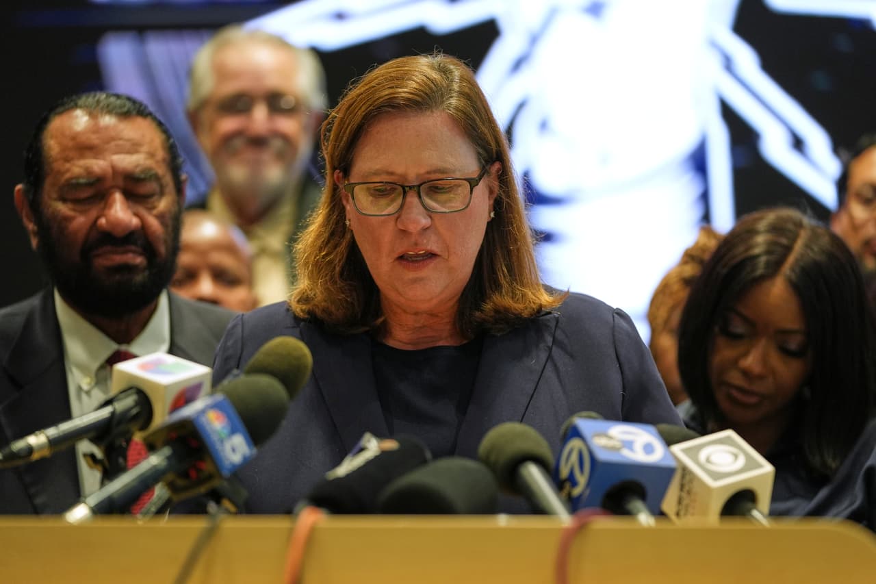 La congresista
<b> Julie Johnson calificó los cambios como “amañados y racistas” pues el distrito 32 que ella representa</b>, fue fragmentado en ocho distritos distintos para diluir el voto de los demócratas. Aunque aseguró que la lucha continuará en los tribunales.“Los republicanos de Texas y el gobernador Abbott impusieron en la Cámara de Representantes de Texas 
<b>un conjunto de mapas congresionales amañados y racistas </b>que desmantelan la representación justa y silencian las voces de millones de texanos. Esto no es democracia, es un saqueo de poder corrupto”, dijo.