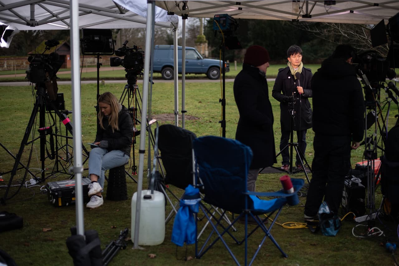 Decenas de reporteros se dieron cita este lunes a las afueras de la residencia de descanso de la reina Isabel en Sandringham, para conocer de primera mano qué ocurriría en la cumbre que citó la monarca para discutir los planes que 
<b>el pasado 8 de enero de 2020</b>, anunciaron los duques de Sussex.