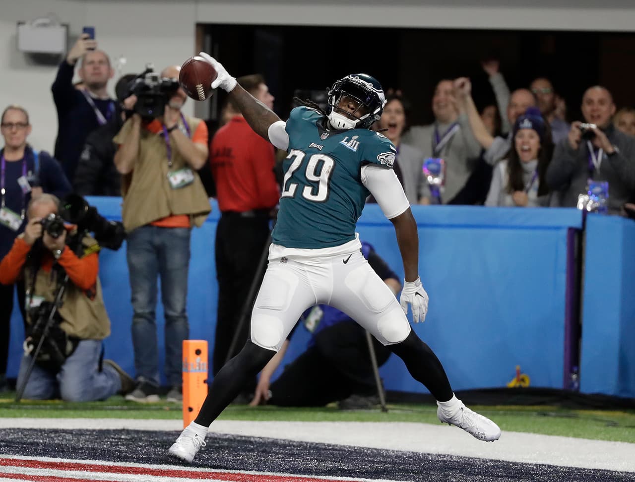 Super Bowl LII - Estadísticas al medio tiempo: LeGarrette Blount tiene 58 yardas en 4 acarreos además de una anotación por la vía terrestre.