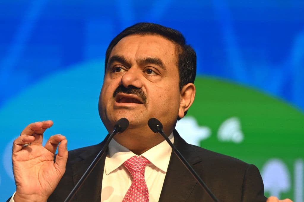 <b>Gautam Adani: </b>La riqueza de este magnate de India ha aumentado más que ninguna este año, lo que lo convierte en la tercera persona más rica del mundo 
<a href="https://www.univision.com/noticias/dinero/bernard-arnault-elon-musk-hombre-mas-rico-del-mundo-twitter-tesla-lvmh">detrás de Bernard Arnault y Elon Musk</a>. Este empresario, fundador y dueño del Grupo Adani, se convirtió este año en el hombre más rico de Asia. Su riqueza aumentó $49,000 milloneseste año, ubicándolo por delante de Bill Gates, Warren Buffett o Jeff Bezos en la lista de los más ricos del mundo en estos momentos. Su conglomerado de infraestructura está en plena expansión. Es visto como un hombre cercano al primer ministro de India, Narendra Modi.
