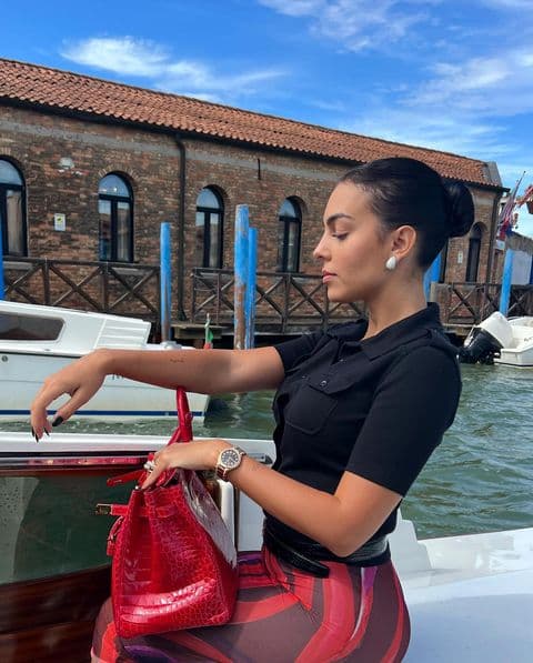 “Sono arrivata #venice [Llegué Venecia]”, escribió ella para describir las instantáneas en las que aparece con una falda midi y una blusa negra. 
<br>