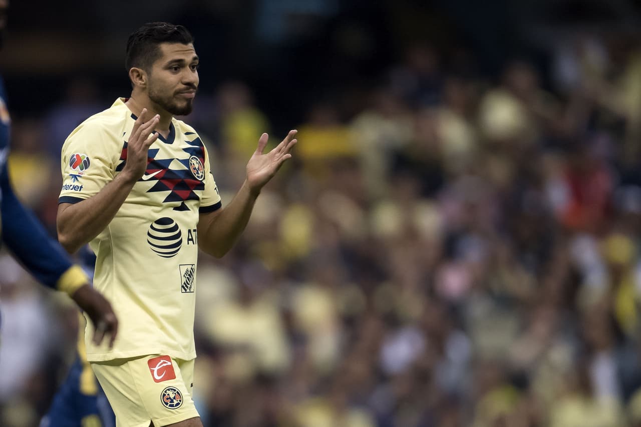 Jugada polémica, Henry Martín pide penal tras sentir un jalón dentro del área; no se marca.