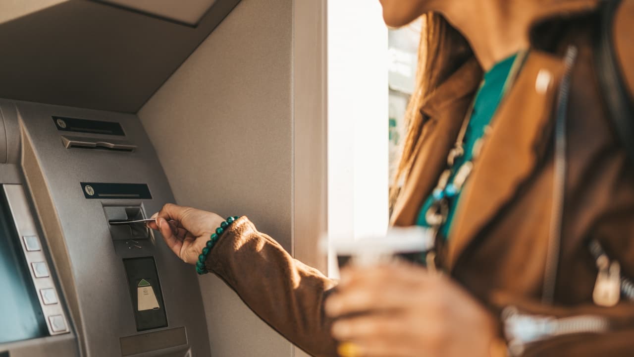 Mujer descubre más de $86 millones depositados en su cuenta: fue un error del banco