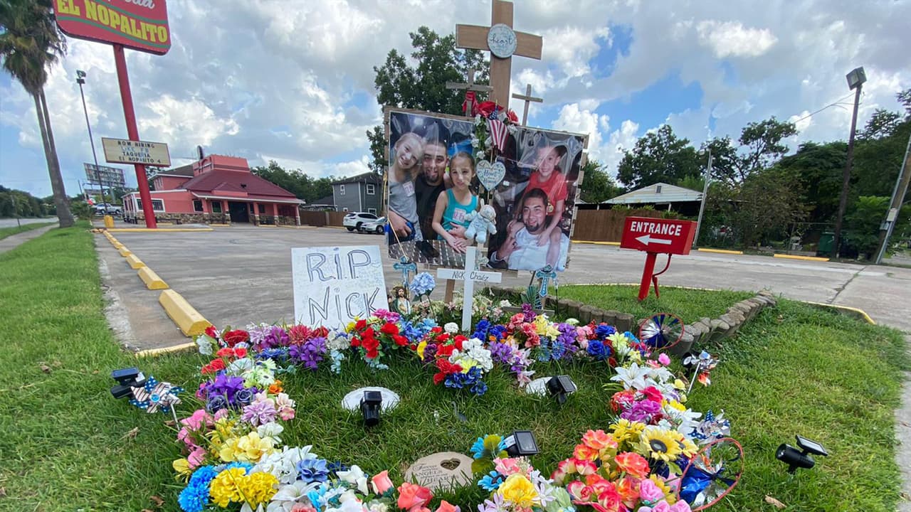 En el lugar del incidente, su familia y quienes le conocían instalaron un altar en memoria de Nicolás Chávez.