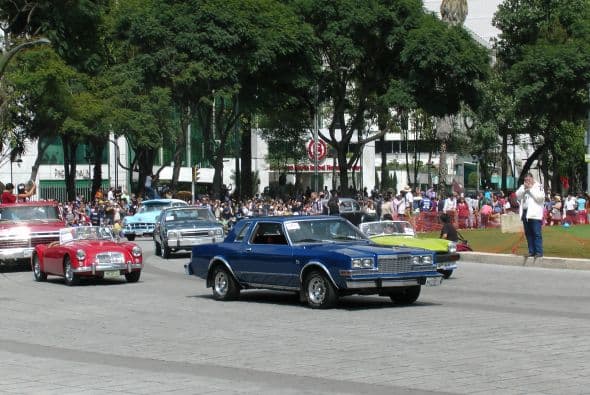 Casi dos mil vehículos clásicos desfilaron por las calles de la Ciudad de México para romper el Récord Guinness de más autos de este tipo en movimiento. Transitaron mil 721 autos, lo que superó la marca de Holanda, cuyo récord era de 948 vehículos. De acuerdo con las autoridades, el paso de estos autos clásicos fue visto por 250 mil asistentes. Circularon autos Datsun 1300, Jaguares, MG 59, Chevrolet apache, Alfa Romeo, Mercury, Porche, entre otros, que atrajeron la atención de capitalinos y visitantes. El paso de los vehículos fue interrumpido por el calentamiento de algunos que se quedaron en el camino y provocaron “cuellos de botella”; sin embargo, los organizadores confiaron en que los vehículos llegarían a la meta.