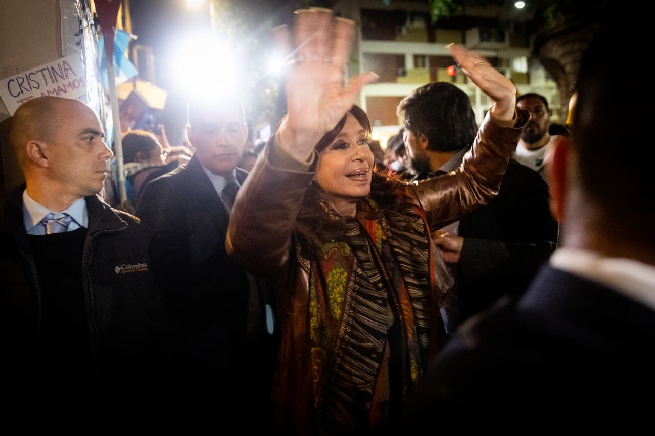 <b><a href="https://www.univision.com/noticias/america-latina/cristina-fernandez-hombre-disparar-atentado">Atentado fallido contra Cristina Fernández </a></b>
<br>
<br>Un hombre intentó disparar el 1 de septiembre contra la vicepresidente argentina, Cristina Fernández, en los alrededores de su casa en Buenos Aires, mientras celebraba una vigilia en su apoyo. El implicado fue detenido y desarmado. “Lo sucedido esta noche es de una gravedad que atenta contra la democracia, las instituciones y el estado de derecho", señalaron los diversos ministros del gobierno del presidente Alberto Fernández en una declaración escrita.
<br>