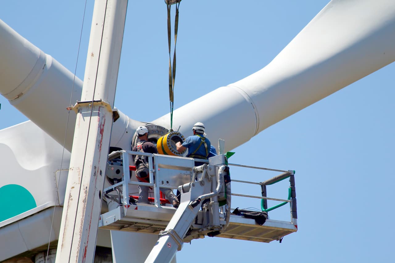 <b>Técnico de turbinas de viento</b>. 
<br>
<br>Tiempo promedio para obtener un certificado: dos años. 
<br>Salario anual promedio: 52,910 dólares.
<br>
<br>Estos trabajadores hacen reparaciones y mantenimiento en las turbinas de viento que generan energía eléctrica. Deben manipular en las alturas el corazón de estos dispositivos, compuestos por piezas electrónicas, mecánicas e hidráulicas.
<br>
<br>El 
<a href="https://windexchange.energy.gov/training-programs"><u>Departamento de Energía de Estados Unidos</u></a> ofrece una guía para encontrar programas de capacitación en este oficio en su área.