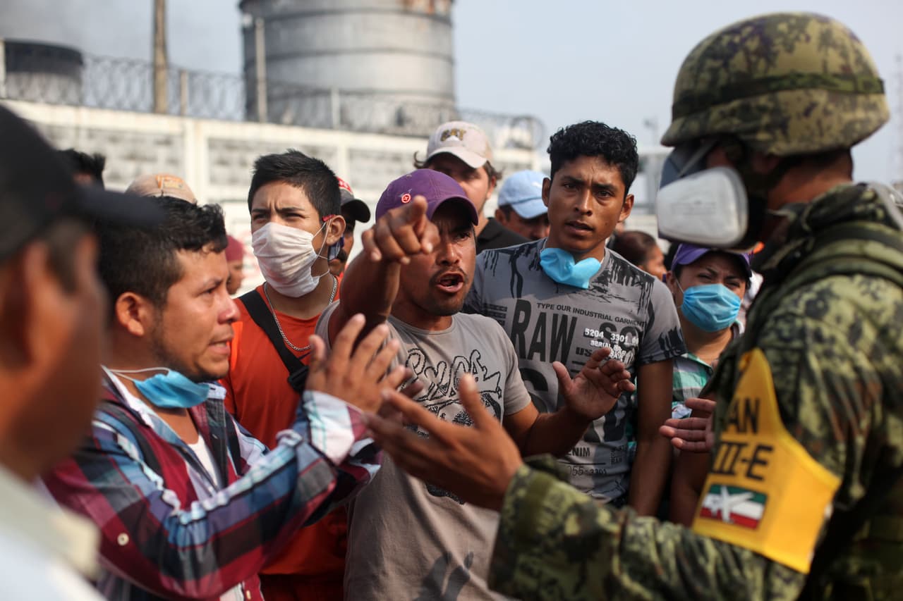 Trabajadores desaparecidos, la mayor angustia tras la potente explosión en Pemex que ha dejado 24 muertos