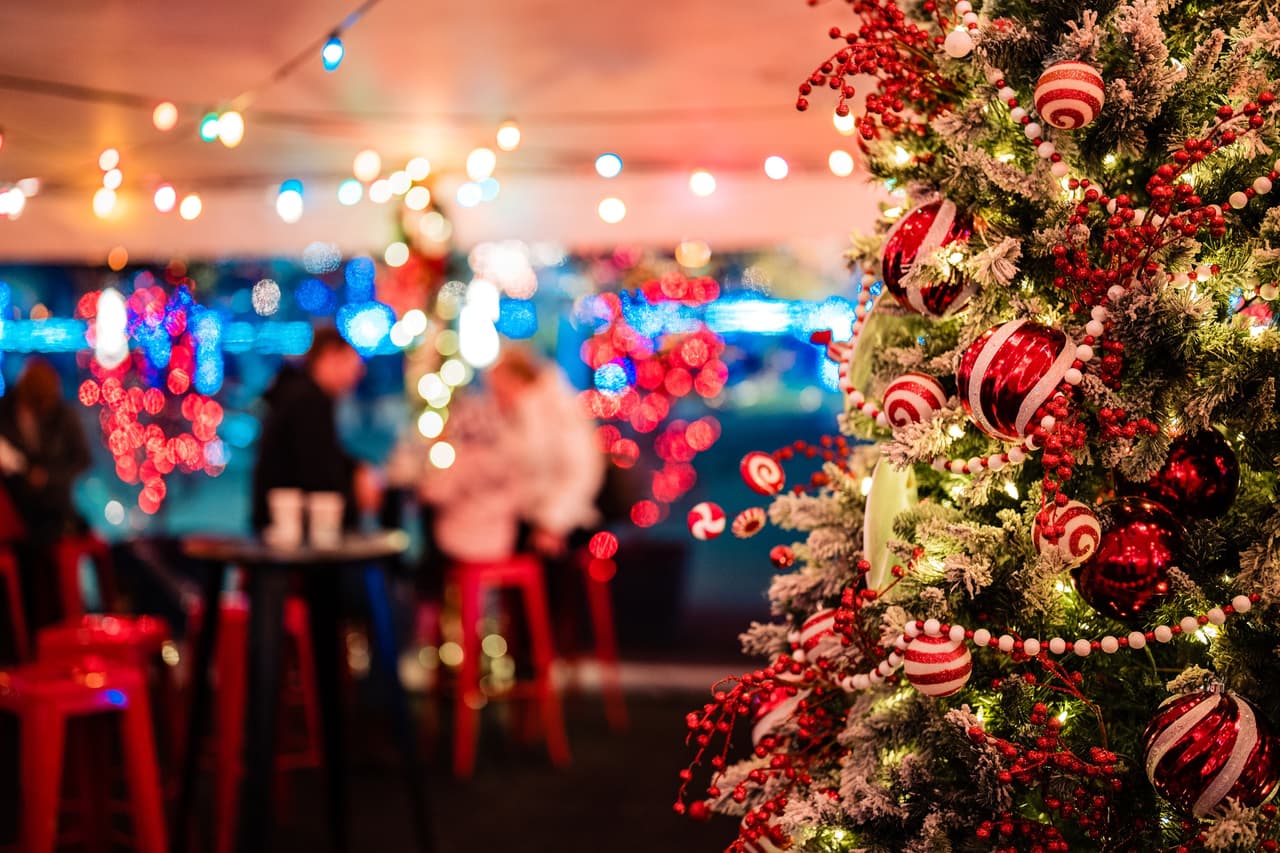 Los horarios para los recorridos son entre las 18:00 y las 21:00 horas. Mientras que el horario para visitar Peppermint Plaza van desde las 17:00 hasta las 22:00 horas.