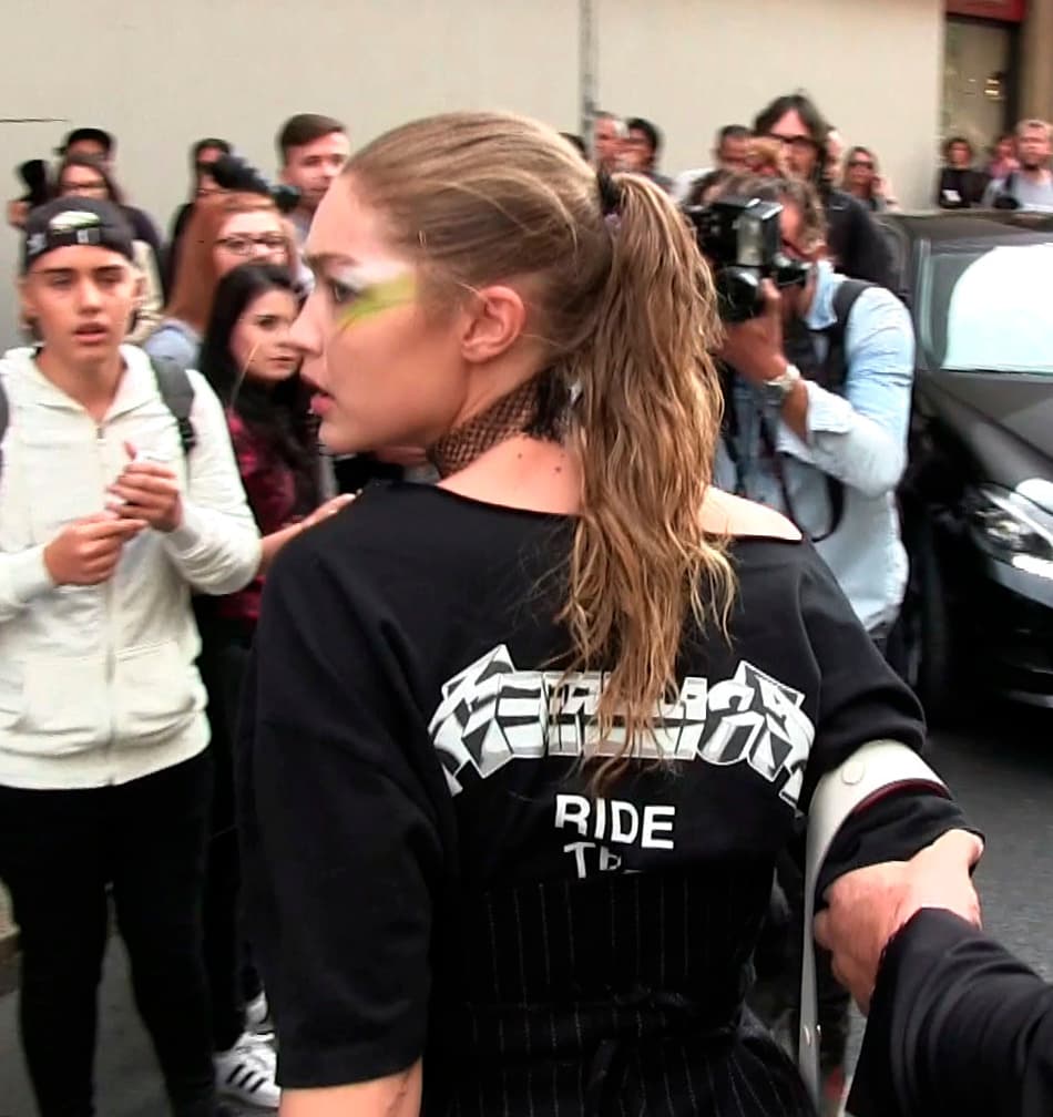 Rápidamente la dejó ir y se echó a correr, huyendo cual cobarde.