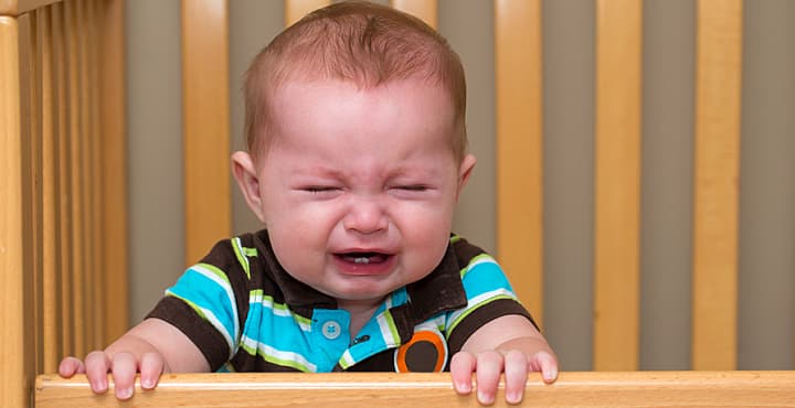 ¿Debo dejar llorar a mi bebé en las noches?