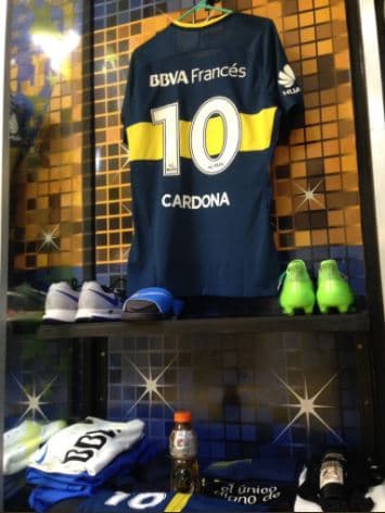 Días después se confirmó que llevaría el histórico '10' de Boca, el cual han usado jugadores del calibre de Diego Maradona, Juan Román Riquelme y Carlos Tévez.