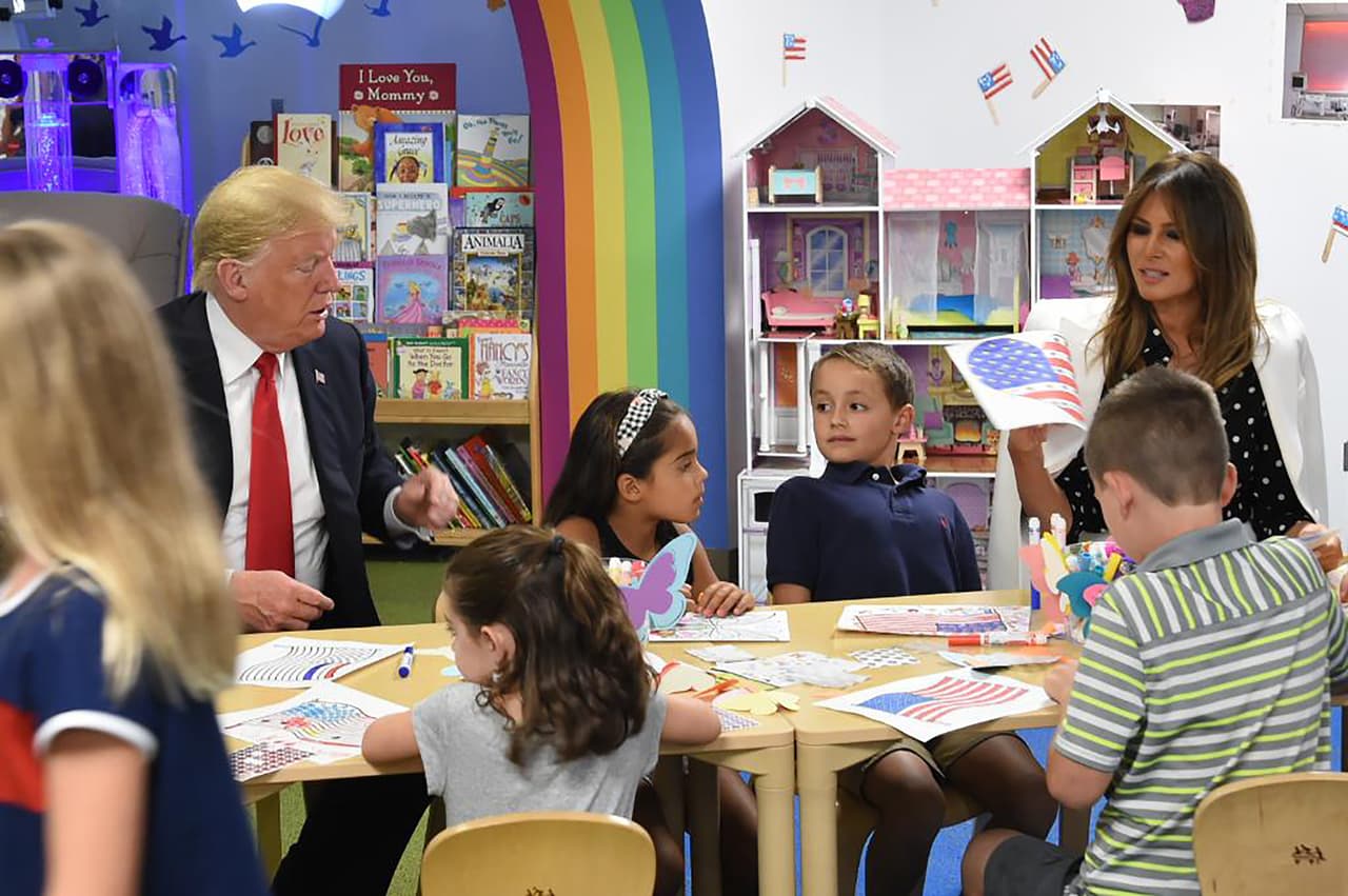 <b>El color equivocado. </b>El presidente alteró el diseño de la bandera de EEUU cuando la coloreó junto a varios niños en un hospital en Ohio, el 24 de agosto de 2018. 
<a href="https://www.univision.com/noticias/politica/en-fotos-asi-confundio-donald-trump-los-colores-de-la-bandera-de-eeuu-fotos">Trump utilizó el color azul en el lugar donde la bandera representa, con siete franjas rojas y seis blancas, las 13 colonias originales que fundaron el país.</a> La fotografía que registró el error fue publicada por el Secretario de Salud y Servicios Humanos, Alex Azar, en Twitter.