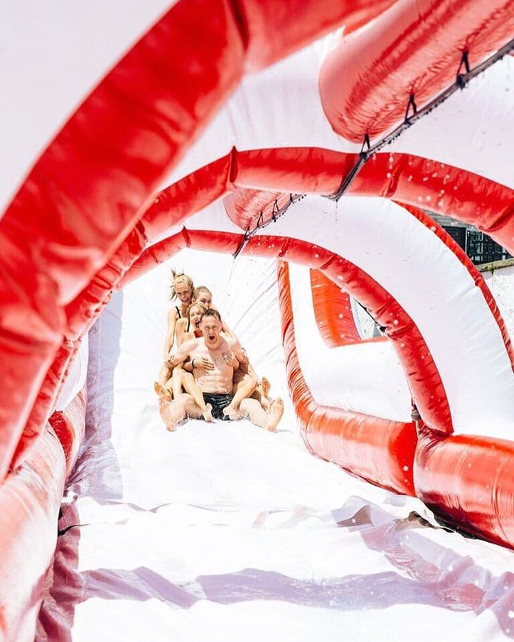 La pareja la pasó de maravilla en el festejo de 4 de julio organizado por la cantante en su mansión de Rhode Island.