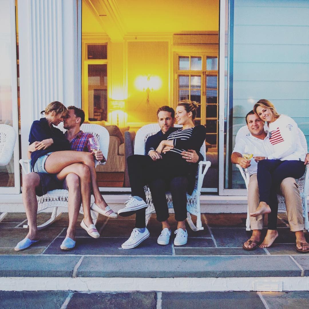Ha sido Britany LaManna, amiga de la cantante, quien se ha encargado de compartir esta tierna imagen tomada el pasado 4 de julio. En la foto se puede ver a dos parejitas más, Blake Lively y Reynolds, y LaManna junto a su esposo.