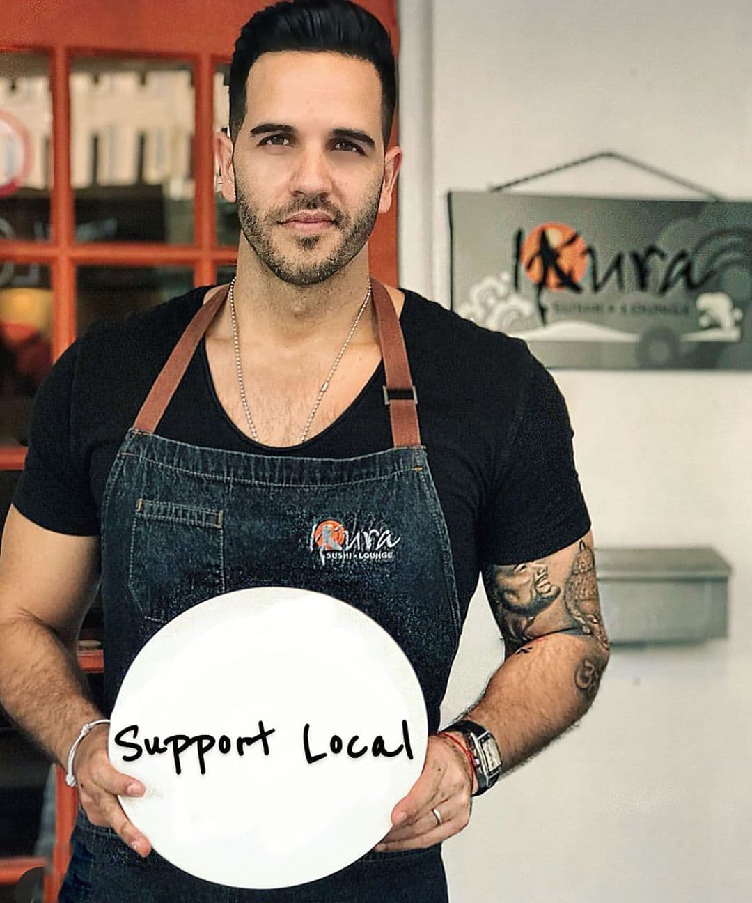 Contándonos algunos de los difíciles episodios de su vida, Yisus expresó solidaridad con los dueños de restaurantes y comercios en general que están siendo afectados por la crisis que atravesamos. Y también hizo un llamado a que seamos solidarios con ellos.