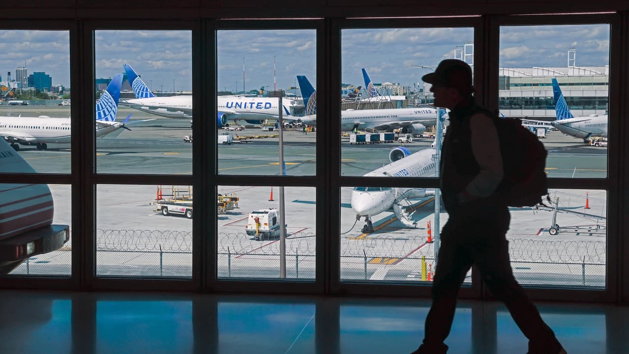 Caos en aeropuerto Newark: vuelos con demoras de hasta 3 horas por escasez de controladores