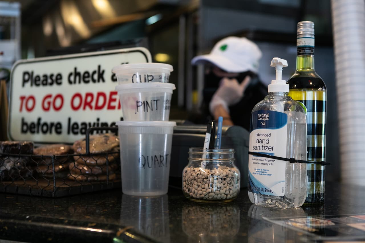 El desinfectante de manos está disponible para los clientes en Roasters el 27 de abril de 2020 en Atlanta, Georgia. Roasters está abierto para servicio de comedores con protocolos de distanciamiento social y saneamiento.