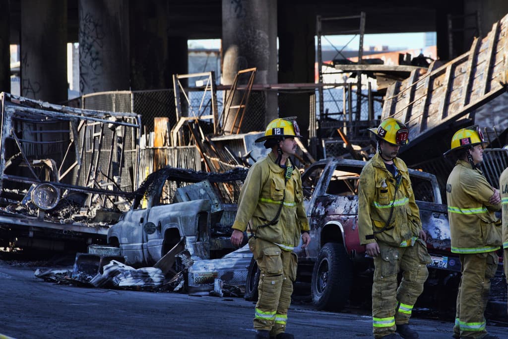 Un incendio en Los Ángeles ha provocado el cierre indefinido de la autopista 10 y daños en un paso elevado. Las autoridades están evaluando los daños y trabajando en la limpieza de la zona afectada.