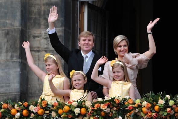 Catharina-Amalia es la hija del rey Willem Alexander y su esposa la reina Máxima. Willem ascendió al trono en 2013, luego de la abdicación del trono por parte de su madre, la reina Beatriz.La princesa de Orange, la mayor de tres hermanas, a sus 11 años va a un colegio público, practica judo, jockey, le encanta la actividad hípica y habla perfectamente holandés, español e ingles.Y aunque sus apariciones públicas por el momento son limitadas, sus papás se aseguran de incluirla en las actividades tradicionales y necesarias para su formación como futura reina.