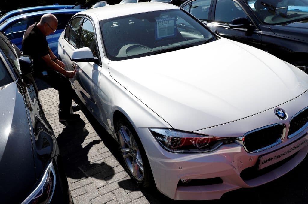 Precisamente, el hombre amortiguó su caída sobre el techo de un vehículo de marca BMW, que tras el impacto quedó destruido.