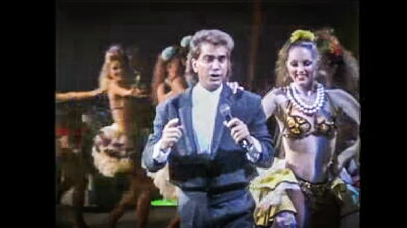 José Luis Rodríguez 'El Puma' llenó el escenario de color y fiesta con la canción 'Baila mi rumba', sencillo del albúm 'Tengo derecho a ser feliz' lanzado ese mismo año.