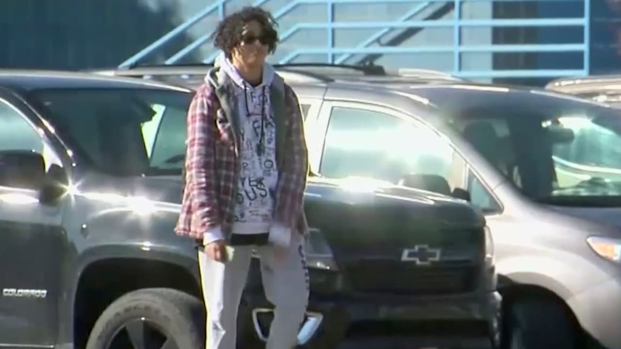 Estudiante desafía a su escuela y marcha sola contra las armas pese a amenaza de suspensión escolar