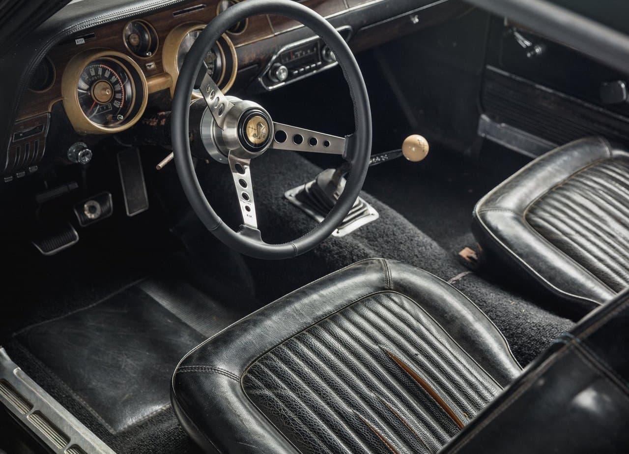 Generalmente, un Ford Mustang GT de 1968 puede rondar los $70,000 si éste se encuentra en buenas condiciones. No obstante, en este caso no estamos ante cualquier ejemplar, sino una especial, protagonista de una persecución especial, en una película especial y en las manos de un actor especial.