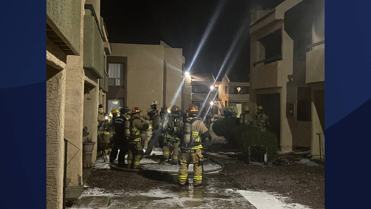Más de 30 bomberos de Phoenix y Glendale lucharon contra un incendio en un complejo de apartamentos cerca de la 
<a href="https://goo.gl/maps/wnghTBQaAwTivQUp6" target="_blank">avenida 51 e Indian School Road</a> este miércoles.