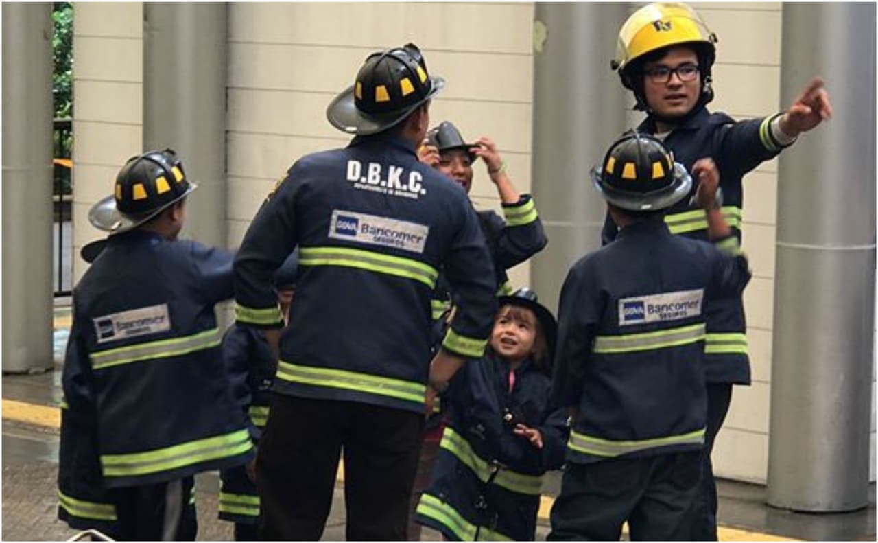 Aunque sin duda lo que más le gustó fue caracterizarse como bombero.