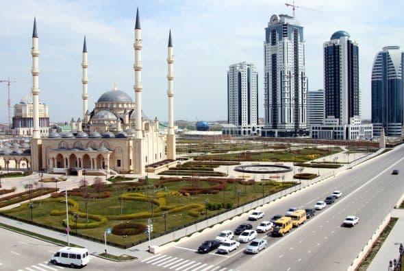 El edificio está situado en está situado en el recién construido barrio de negocios conocido como "Grozni-City".