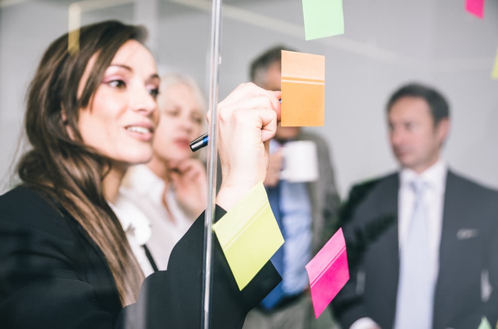 Los amantes del internet, la cibernética, todo lo que tenga que ver con la palabra escrita, hablada o proyectada hacia el futuro, se crea un individuo innovador que está creando algo nuevo constantemente.